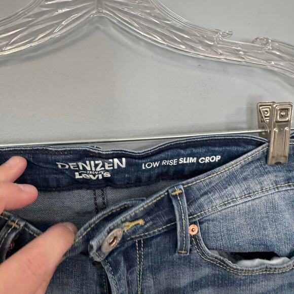 Levi's Denizen Low Rise Slim Crop Jeans Size 26 Light Wash Distressed Rolled - Picture 5 of 9